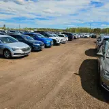 Rząd aut na parkingu lotniska w Katowicach. Zastanawiasz się, ile kosztuje parking na lotnisku w Katowicach?