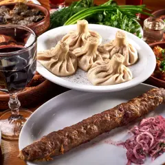 Chinkalnia restauracja gruzińska menu: khinkali, kebab, chaczapuri, dolma i wino. Prawdziwa uczta!