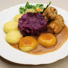 Tradycyjne polskie dania: kluski śląskie, kotlety mielone, modra kapusta i surówka. Pyszny obiad!