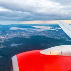 Widok z samolotu na Oslo i fiord, zbliżając się do lotniska Oslo Sandefjord Torp.