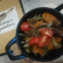 Danie z mięsa, marchewki i pomidorków z restauracji "Gorąca Patelnia".