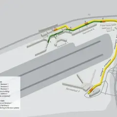 Schemat lotniska Frankfurt nad Menem z zaznaczonymi nowymi i istniejącymi trasami Sky Line train.