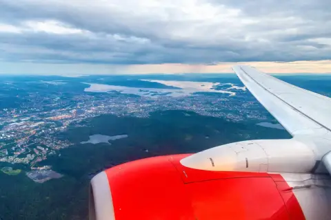 Widok z samolotu na Oslo i fiord, zbliżając się do lotniska Oslo Sandefjord Torp.