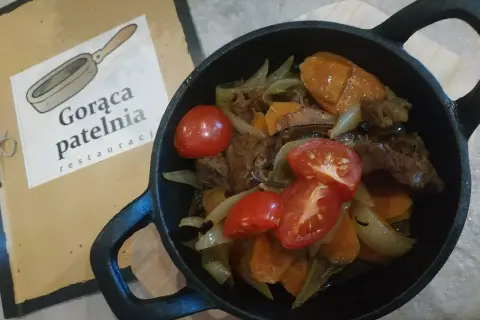 Danie z mięsa, marchewki i pomidorków z restauracji "Gorąca Patelnia".
