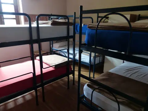 Gdzie szukać noclegów w Polsce, aby zaoszczędzić i uniknąć pułapek?