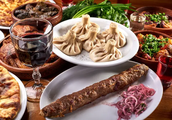 Chinkalnia restauracja gruzińska menu: khinkali, kebab, chaczapuri, dolma i wino. Prawdziwa uczta!