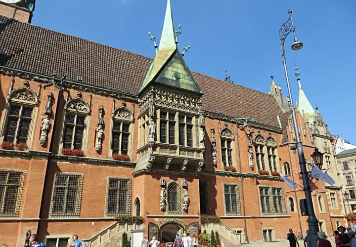 Piękny, ceglany budynek Ratusza we Wrocławiu, gdzie mieści się najstarsza restauracja w Polsce.