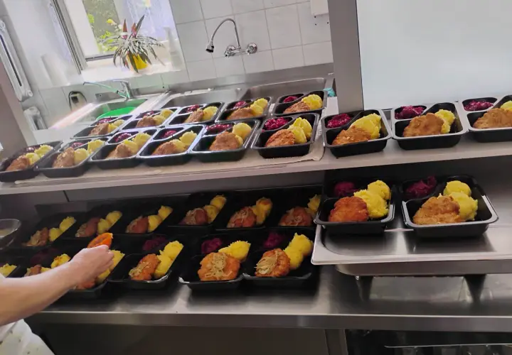 Przygotowywanie posiłków w restauracji to prawdziwa koronkowa robota. Kotlety, ziemniaki i surówka czekają w pojemnikach.
