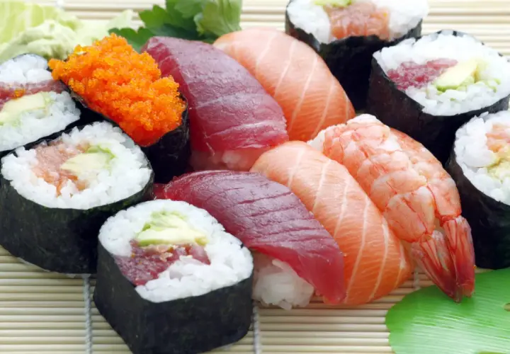 Kolorowe sushi i rolki, w tym nigiri z łososiem, tuńczykiem i krewetką, to idealna kuchnia fusion.