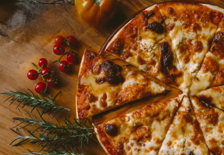 Pyszna pizza z serem i pomidorkami koktajlowymi, idealna do savona menu.