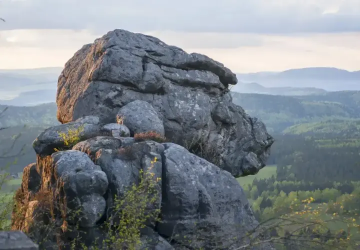 Góry Stołowe: co zobaczyć? Imponujące formacje skalne, jak ten olbrzymi głaz, górują nad zieloną doliną.