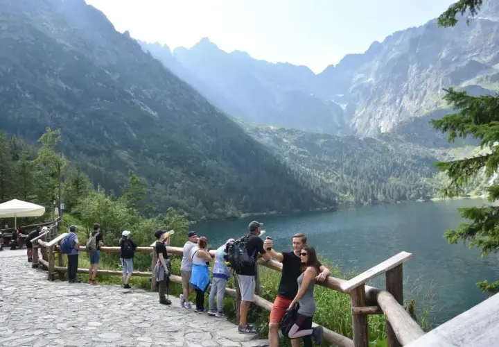 Turyści podziwiają Morskie Oko. Sprawdzają morskie oko cennik, by zaplanować dalszą podróż.