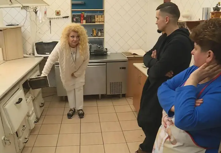W kuchni restauracji Gęsia Nóżka Magda Gessler sprawdza stare piece, a pracownicy słuchają jej uważnie.