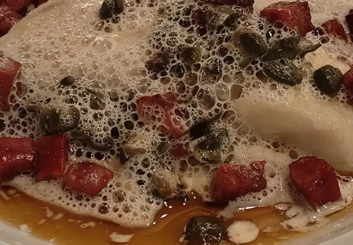 Kawałki mięsa i kaparów w pianie, jakby z eleganckiej restauracji w Danii stolicy.
