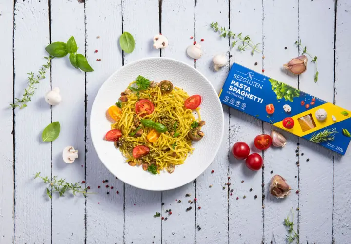 Pyszne spaghetti bezglutenowe z pomidorkami i pesto, idealne dla restauracji szukających opcji dla alergików.