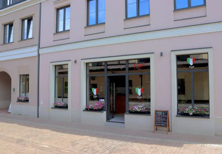 Elegancka fasada restauracji Roma z neonowym napisem i sercami w barwach Włoch.