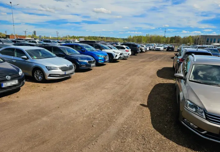 Rząd aut na parkingu lotniska w Katowicach. Zastanawiasz się, ile kosztuje parking na lotnisku w Katowicach?