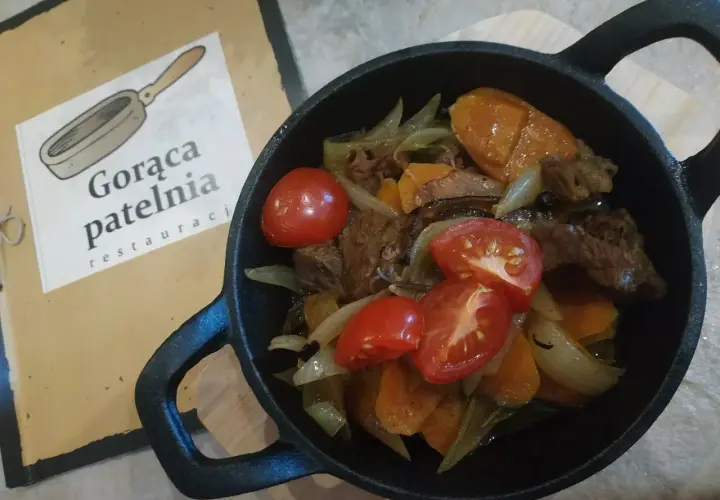 Danie z mięsa, marchewki i pomidorków z restauracji "Gorąca Patelnia".
