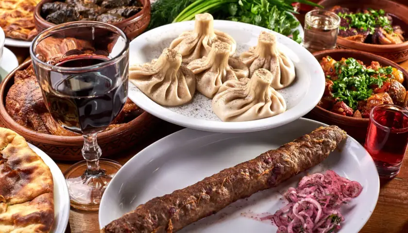 Chinkalnia restauracja gruzińska menu: khinkali, kebab, chaczapuri, dolma i wino. Prawdziwa uczta!