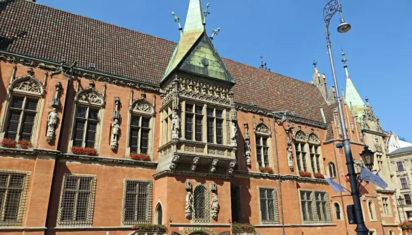 Piękny, ceglany budynek Ratusza we Wrocławiu, gdzie mieści się najstarsza restauracja w Polsce.