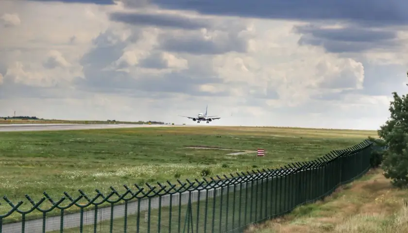 Samolot ląduje na pasie startowym. Widok z tarasu widokowego lotnisko Gdańsk.