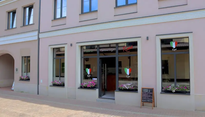 Elegancka fasada restauracji Roma z neonowym napisem i sercami w barwach Włoch.