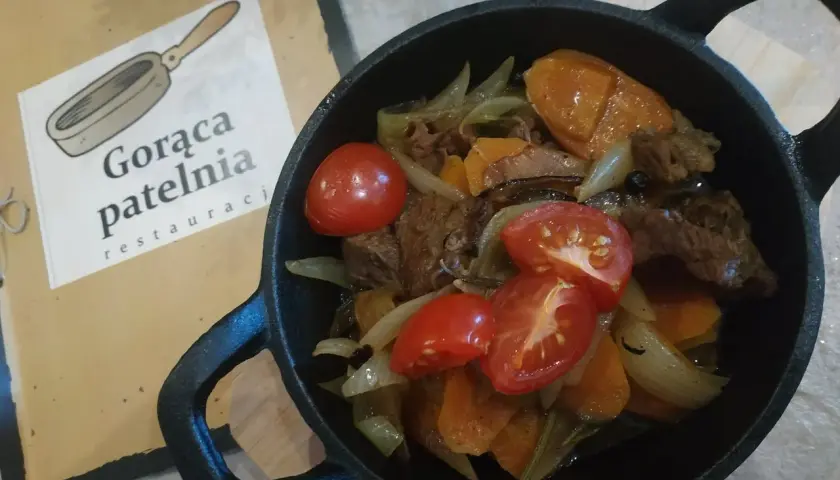 Danie z mięsa, marchewki i pomidorków z restauracji "Gorąca Patelnia".