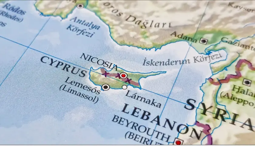 Mapa pokazuje Cypr z zaznaczonymi Nicosia, Limassol i Larnaką. Widać też fragmenty Turcji, Syrii i Libanu, sugerując podróż między lotniskami na Cyprze a innymi krajami.