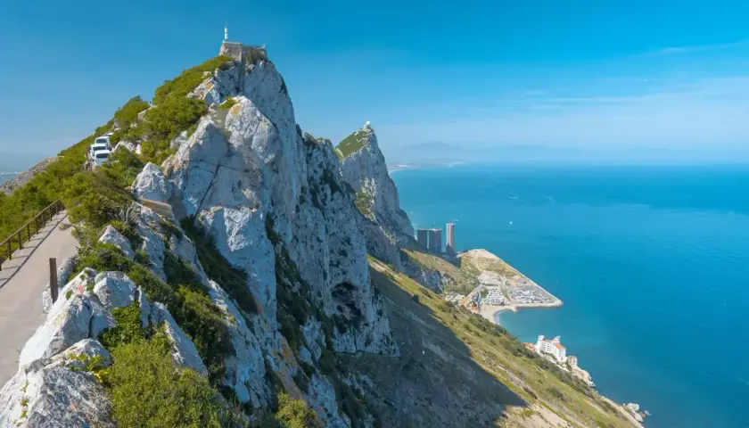 Widok na Gibraltar z góry, z widocznymi budynkami i morzem. Idealne miejsce na loty widokowe.