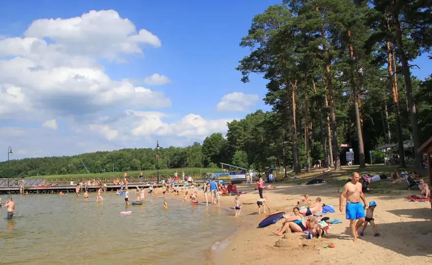 Jezioro Necko w Augustowie - plaża, molo i rodzinny wypoczynek