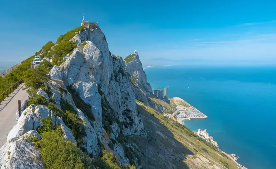 Loty do Gibraltaru z Polski - przesiadki, ceny i dokumenty
