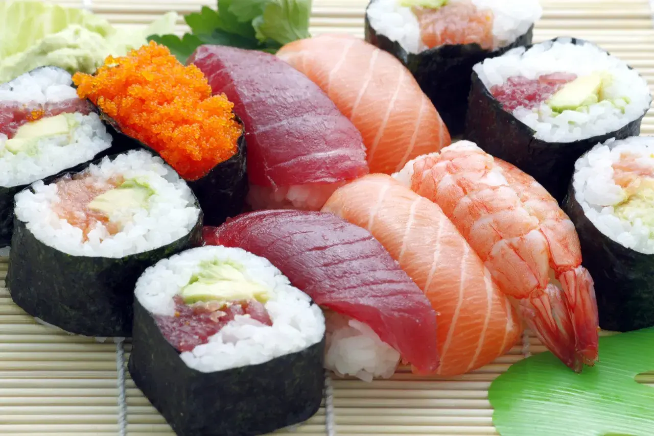 Kolorowe sushi i rolki, w tym nigiri z łososiem, tuńczykiem i krewetką, to idealna kuchnia fusion.