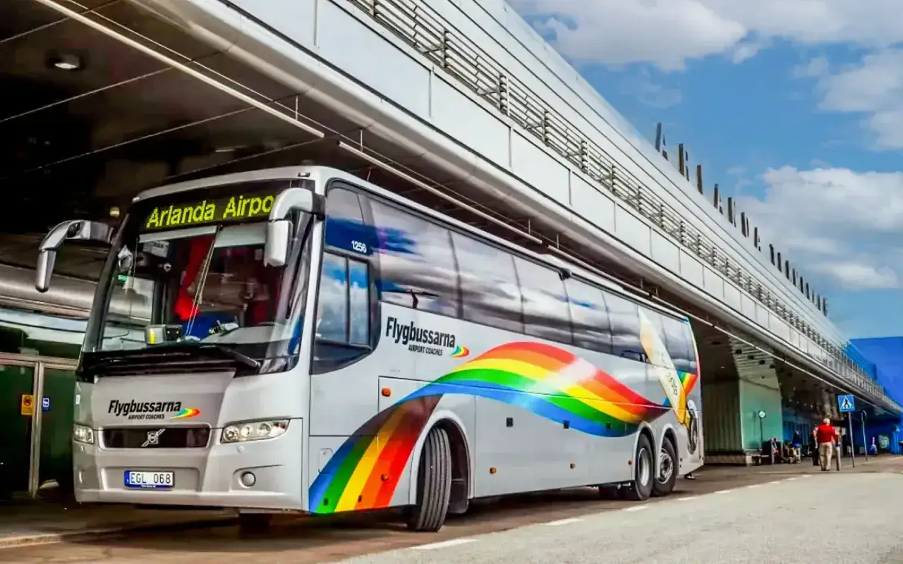 Autobus Flygbussarna z tęczowym wzorem czeka na pasażerów przy Arlanda Airport.