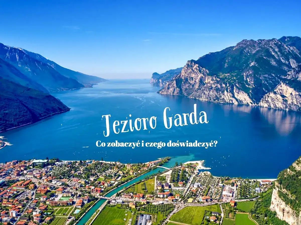 Malownicze jezioro we Włoszech, Jezioro Garda, otoczone górami i urokliwym miasteczkiem.